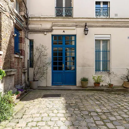 New- 8 Pers Devant Le Parc De La *