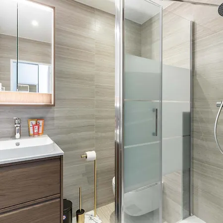 New- 8 Pers Devant Le Parc De La *