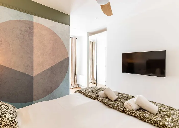 New- 8 Pers Devant Le Parc De La *