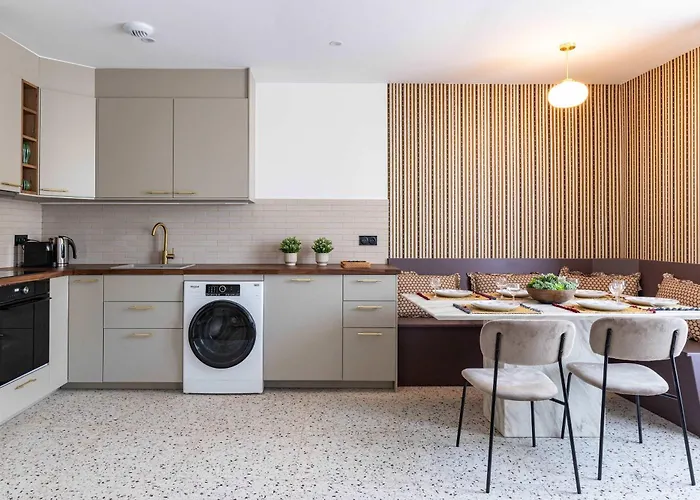 New- 8 Pers Devant Le Parc De La *