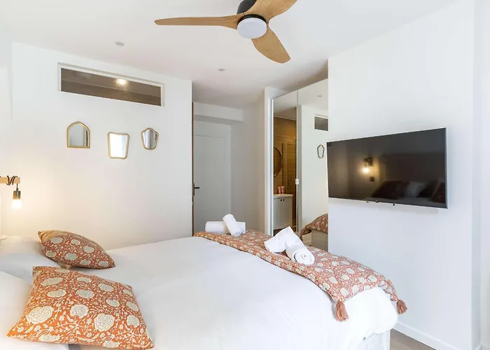 New- 8 Pers Devant Le Parc De La Paris