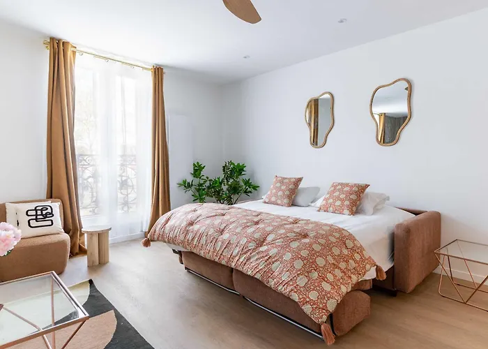 New- 8 Pers Devant Le Parc De La