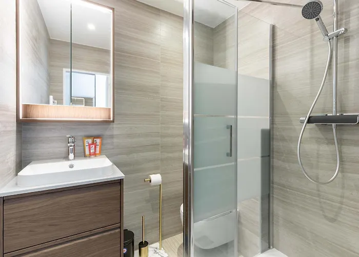 New- 8 Pers Devant Le Parc De La *