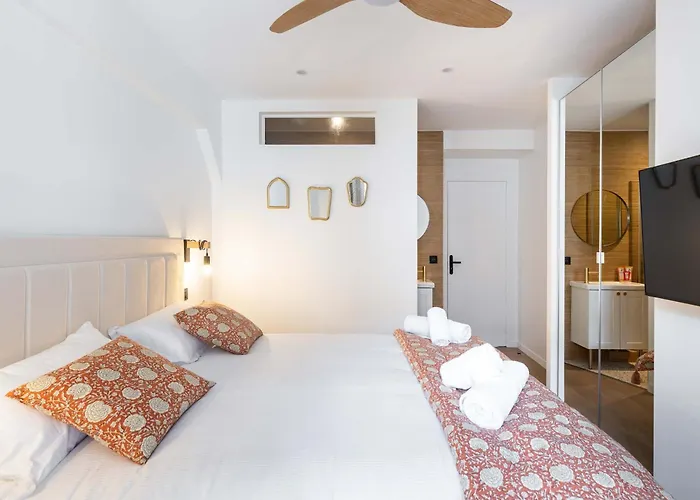 New- 8 Pers Devant Le Parc De La Paris