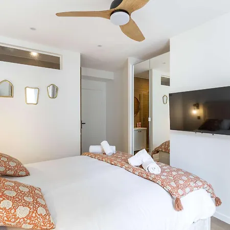 New- 8 Pers Devant Le Parc De La París