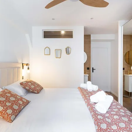 New- 8 Pers Devant Le Parc De La París