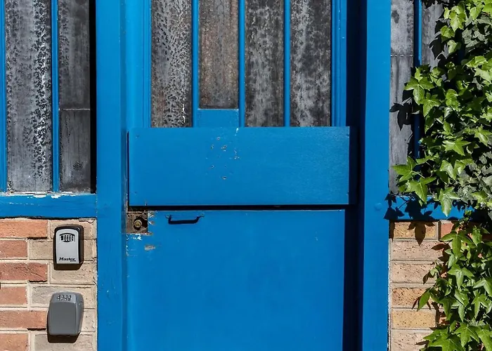 New- 8 Pers Devant Le Parc De La * París