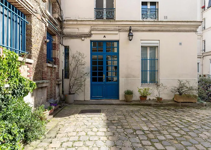 New- 8 Pers Devant Le Parc De La *