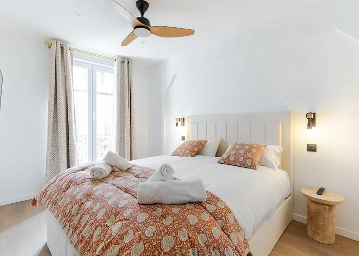 New- 8 Pers Devant Le Parc De La París