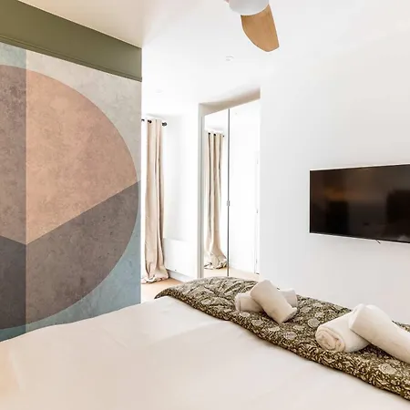 New- 8 Pers Devant Le Parc De La *